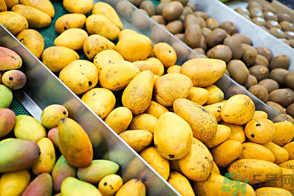 吃芒果嘴唇過敏怎么辦？為什么吃了芒果后嘴巴癢？