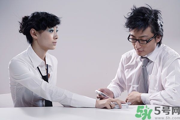 耳垂上有豎紋是怎么回事？山根有橫紋是什么??？