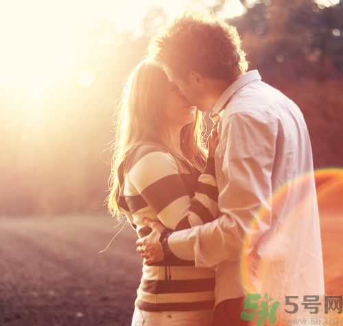 男人劈腿的表現(xiàn)有哪些？怎么判斷一個(gè)男人是否劈腿？