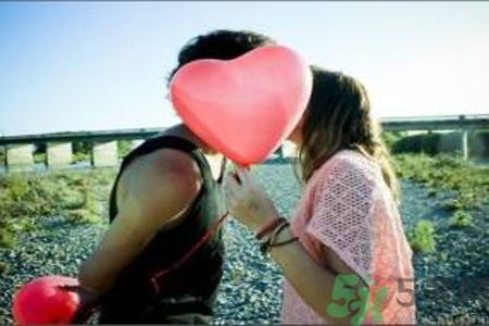 男人劈腿的表現(xiàn)有哪些？怎么判斷一個(gè)男人是否劈腿？