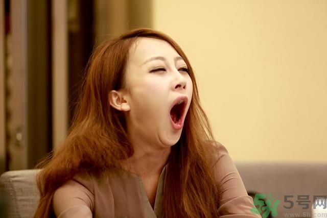 19歲女睡神走哪睡哪竟是病？什么是發(fā)作性睡??？