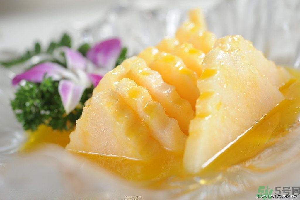 菠蘿發(fā)黑能吃嗎？菠蘿為什么要用鹽水泡？