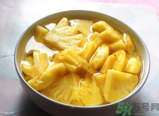 菠蘿發(fā)黑能吃嗎？菠蘿為什么要用鹽水泡？