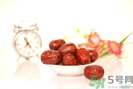 紅棗不能和什么一起吃？紅棗泡水喝會(huì)上火嗎？