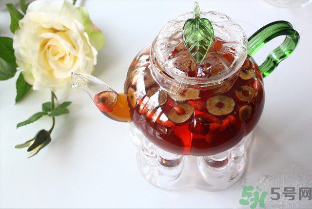 紅棗不能和什么一起吃？紅棗泡水喝會(huì)上火嗎？