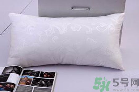 枕頭高好還是低好？睡覺不枕枕頭好不好？