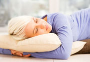 枕頭高好還是低好？睡覺不枕枕頭好不好？
