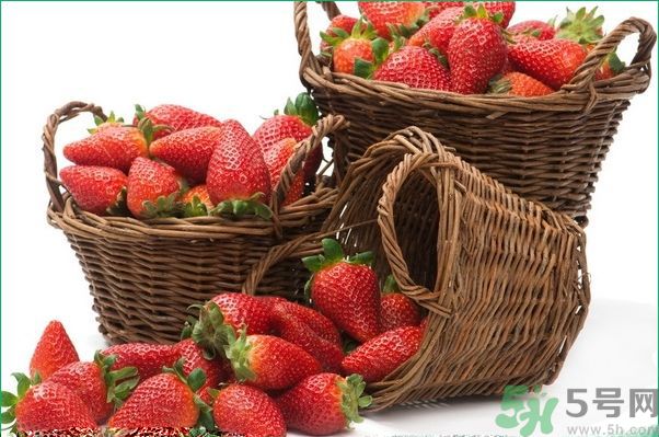 草莓汁弄到衣服上了怎么洗？怎么洗掉草莓汁？