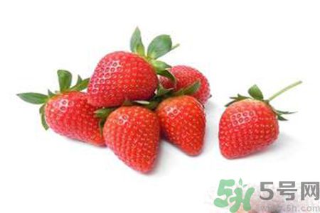 草莓汁弄到衣服上了怎么洗？怎么洗掉草莓汁？