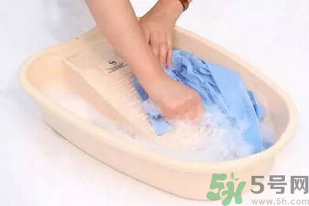 草莓汁弄到衣服上了怎么洗？怎么洗掉草莓汁？