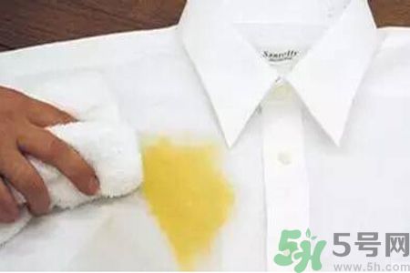 草莓汁弄到衣服上了怎么洗？怎么洗掉草莓汁？