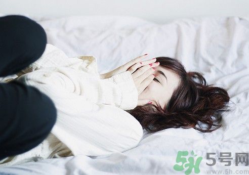 賴床女其實(shí)是個(gè)小女生 女朋友喜歡賴床怎么辦? 賴床女其實(shí)是個(gè)小女生 女朋友喜歡賴床怎么辦?