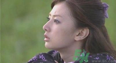 ?17歲女生有喉結正常嗎？17歲女生喉結突出怎么辦？