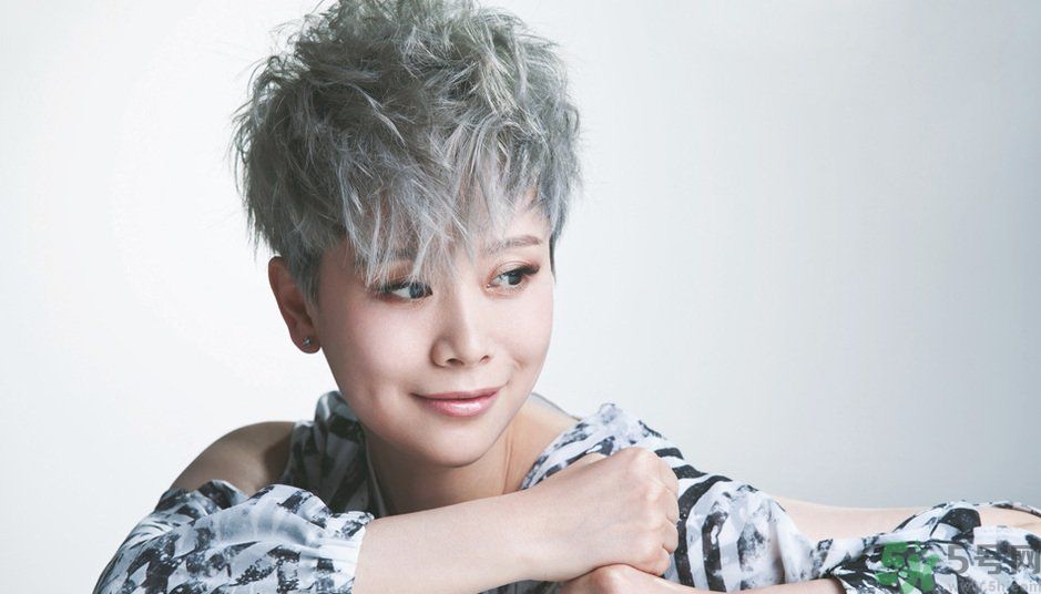 年輕人長白頭發(fā)怎么辦？年輕人長白頭發(fā)是什么原因？