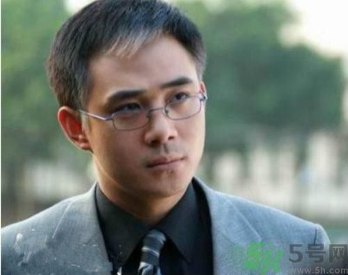 年輕人長白頭發(fā)怎么辦？年輕人長白頭發(fā)是什么原因？