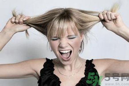 年輕人長白頭發(fā)怎么辦？年輕人長白頭發(fā)是什么原因？