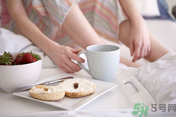 哺乳期可以韭菜嗎?哺乳期吃韭菜回奶嗎 哺乳期可以韭菜嗎?哺乳期吃韭菜回奶嗎