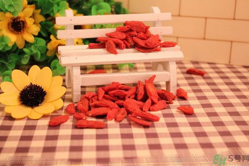 枸杞干吃好還是泡水好？枸杞怎么吃效果最好？