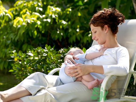 母乳中有血絲是怎么回事?母乳中帶血絲怎么辦?.jpg 母乳中有血絲是怎么回事?母乳中帶血絲怎么辦?.jpg