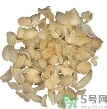 孕婦能吃百合,百合雖能補(bǔ)氣，亦傷肺氣，不宜多服。 另百合風(fēng)寒咳嗽、虛寒出血、脾胃不佳者忌食 百合味甘，性微寒。歸心、肺經(jīng)。 百合鮮品含黏液質(zhì)，具有潤燥清熱作用，中醫(yī)用之治療肺燥或肺熱咳嗽等癥常能奏效。 功能主治 　　養(yǎng)陰潤肺，清心安神。用于陰虛久咳，痰中帶血，虛煩驚悸，失眠多夢，精神恍惚。 　　具有養(yǎng)陰潤肺止咳功效，用于肺陰虛的燥熱咳嗽，痰中帶血，如百花膏。治肺虛久咳，勞嗽咯血，如百合固金湯。 　　具有清心安神功效，用于熱病余熱未清，虛煩驚悸，失眠多夢等。藥用時(shí)煎服，10～30g。清心宜生用，潤肺蜜炙用。 養(yǎng)陰清熱，滋補(bǔ)精血。 孕婦吃百合有什么好處 百合的營養(yǎng)非常豐富，孕期吃點(diǎn)百合對胎兒有很大的幫助，百合別名蒜腦薯，其根如大蒜，味如山薯，既是甜美的食品，也是有益的藥物。孕婦吃百合能補(bǔ)充維生素B1、B2、鈣、磷、鉀等營養(yǎng)成分。百合性平味甘，還能補(bǔ)中益氣，養(yǎng)陰潤肺，止咳平喘，利大小便。 1、潤肺止咳、清心安神，可用于肺癆咯血、肺虛久咳、虛煩驚悸、失眠及熱病后余熱未清、心煩口渴等癥。 2、美容功效，百合富含鉀，有利于加強(qiáng)肌肉興奮度，促使代謝功能協(xié)調(diào)，使皮膚富有彈性，減少皺紋。尤其適宜工作壓力大的人群。對面部扁平疣、痤瘡、雀斑、皮膚干燥等總是都有一定療效。常食可使肌膚潤澤，皮膚白嫩，減少皺紋，延緩衰老。 3、百合還含有一種水解秋水仙堿，有滋養(yǎng)安神作用。 4、百合是一味滋補(bǔ)妙晶，補(bǔ)益而兼清潤，最適宜于內(nèi)有虛火之虛弱癥者。 5、能保護(hù)血管、降低血漿膽固醇，有效預(yù)防高血壓，降低血糖。 6、食用百合能增進(jìn)大腸功能，促進(jìn)排便通暢。 7、百合含有的多種生物堿還能抑制癌細(xì)胞繁殖，有抗癌作用。 孕婦吃百合的注意事項(xiàng) 百合富含蛋白質(zhì)、糖、磷、鐵以及多種微量元素，孕婦吃百合不僅能補(bǔ)充身體所需的能量微量元素，還可以開胃、安神，有助于增強(qiáng)體質(zhì)的作用。但這并不意味百合對孕婦都是安全的，孕婦在食用的時(shí)候也有需要注意的地方哦。 1、風(fēng)寒咳嗽、虛寒出血、脾胃不佳者忌食百合 從對鼠類、犬類的實(shí)驗(yàn)中發(fā)現(xiàn)長時(shí)間大劑量食用會(huì)導(dǎo)致肺、腎的損壞及對白細(xì)胞、野生百合全株血小板的影響，即使是食用百合也有一定毒性，建議使用前向醫(yī)師咨詢。直接接觸生的球莖可能會(huì)引起皮膚瘙癢，吞噬生的球莖可能會(huì)引起嘔吐、拉肚子等癥狀。 2、對百合過敏的人不宜吃百合 百合有可能成為過敏原的，如果是對百合過敏的話，食用百合就可能造成皮膚紅腫、經(jīng)常性腹瀉、消化不良、頭痛、咽喉疼痛、哮喘等過敏癥狀了，所以此類人群也要避免食用百合。 3、不宜多吃 百合作為一種保健食品同時(shí)也是一種良好的藥材。是藥三分毒，長期食用對身體會(huì)有較大的傷害，如產(chǎn)生對此藥物的依賴性。所以孕婦不宜多吃。 4、選擇新鮮優(yōu)質(zhì)的百合 新鮮的食材做出的菜肴風(fēng)味好，營養(yǎng)價(jià)值高，所以很多人都喜歡吃。購買新鮮的百合時(shí)應(yīng)挑選個(gè)大的、顏色白、瓣勻、肉質(zhì)厚、底部凹處泥土少的。如果百合顏色發(fā)黃、凹處泥土濕潤，可能已經(jīng)爛心，此時(shí)就不宜食用了。如果是購買干百合的話，則是已干燥、無雜質(zhì)、肉厚且晶瑩剔透為佳。 5、不宜直接碰觸新鮮百合 百合具有一定毒性，直接接觸生的球莖可能會(huì)引起皮膚瘙癢，吞噬生的球莖可能會(huì)引起嘔吐、拉肚子等癥狀。 6、烹調(diào)方式健康 孕期飲食不宜過重口味，孕婦吃百合的時(shí)候應(yīng)盡量避免高油高溫過久的方式，以免上火、消化不良不舒服。