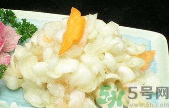 孕婦能吃百合,百合雖能補(bǔ)氣，亦傷肺氣，不宜多服。 另百合風(fēng)寒咳嗽、虛寒出血、脾胃不佳者忌食 百合味甘，性微寒。歸心、肺經(jīng)。 百合鮮品含黏液質(zhì)，具有潤燥清熱作用，中醫(yī)用之治療肺燥或肺熱咳嗽等癥常能奏效。 功能主治 　　養(yǎng)陰潤肺，清心安神。用于陰虛久咳，痰中帶血，虛煩驚悸，失眠多夢，精神恍惚。 　　具有養(yǎng)陰潤肺止咳功效，用于肺陰虛的燥熱咳嗽，痰中帶血，如百花膏。治肺虛久咳，勞嗽咯血，如百合固金湯。 　　具有清心安神功效，用于熱病余熱未清，虛煩驚悸，失眠多夢等。藥用時(shí)煎服，10～30g。清心宜生用，潤肺蜜炙用。 養(yǎng)陰清熱，滋補(bǔ)精血。 孕婦吃百合有什么好處 百合的營養(yǎng)非常豐富，孕期吃點(diǎn)百合對胎兒有很大的幫助，百合別名蒜腦薯，其根如大蒜，味如山薯，既是甜美的食品，也是有益的藥物。孕婦吃百合能補(bǔ)充維生素B1、B2、鈣、磷、鉀等營養(yǎng)成分。百合性平味甘，還能補(bǔ)中益氣，養(yǎng)陰潤肺，止咳平喘，利大小便。 1、潤肺止咳、清心安神，可用于肺癆咯血、肺虛久咳、虛煩驚悸、失眠及熱病后余熱未清、心煩口渴等癥。 2、美容功效，百合富含鉀，有利于加強(qiáng)肌肉興奮度，促使代謝功能協(xié)調(diào)，使皮膚富有彈性，減少皺紋。尤其適宜工作壓力大的人群。對面部扁平疣、痤瘡、雀斑、皮膚干燥等總是都有一定療效。常食可使肌膚潤澤，皮膚白嫩，減少皺紋，延緩衰老。 3、百合還含有一種水解秋水仙堿，有滋養(yǎng)安神作用。 4、百合是一味滋補(bǔ)妙晶，補(bǔ)益而兼清潤，最適宜于內(nèi)有虛火之虛弱癥者。 5、能保護(hù)血管、降低血漿膽固醇，有效預(yù)防高血壓，降低血糖。 6、食用百合能增進(jìn)大腸功能，促進(jìn)排便通暢。 7、百合含有的多種生物堿還能抑制癌細(xì)胞繁殖，有抗癌作用。 孕婦吃百合的注意事項(xiàng) 百合富含蛋白質(zhì)、糖、磷、鐵以及多種微量元素，孕婦吃百合不僅能補(bǔ)充身體所需的能量微量元素，還可以開胃、安神，有助于增強(qiáng)體質(zhì)的作用。但這并不意味百合對孕婦都是安全的，孕婦在食用的時(shí)候也有需要注意的地方哦。 1、風(fēng)寒咳嗽、虛寒出血、脾胃不佳者忌食百合 從對鼠類、犬類的實(shí)驗(yàn)中發(fā)現(xiàn)長時(shí)間大劑量食用會(huì)導(dǎo)致肺、腎的損壞及對白細(xì)胞、野生百合全株血小板的影響，即使是食用百合也有一定毒性，建議使用前向醫(yī)師咨詢。直接接觸生的球莖可能會(huì)引起皮膚瘙癢，吞噬生的球莖可能會(huì)引起嘔吐、拉肚子等癥狀。 2、對百合過敏的人不宜吃百合 百合有可能成為過敏原的，如果是對百合過敏的話，食用百合就可能造成皮膚紅腫、經(jīng)常性腹瀉、消化不良、頭痛、咽喉疼痛、哮喘等過敏癥狀了，所以此類人群也要避免食用百合。 3、不宜多吃 百合作為一種保健食品同時(shí)也是一種良好的藥材。是藥三分毒，長期食用對身體會(huì)有較大的傷害，如產(chǎn)生對此藥物的依賴性。所以孕婦不宜多吃。 4、選擇新鮮優(yōu)質(zhì)的百合 新鮮的食材做出的菜肴風(fēng)味好，營養(yǎng)價(jià)值高，所以很多人都喜歡吃。購買新鮮的百合時(shí)應(yīng)挑選個(gè)大的、顏色白、瓣勻、肉質(zhì)厚、底部凹處泥土少的。如果百合顏色發(fā)黃、凹處泥土濕潤，可能已經(jīng)爛心，此時(shí)就不宜食用了。如果是購買干百合的話，則是已干燥、無雜質(zhì)、肉厚且晶瑩剔透為佳。 5、不宜直接碰觸新鮮百合 百合具有一定毒性，直接接觸生的球莖可能會(huì)引起皮膚瘙癢，吞噬生的球莖可能會(huì)引起嘔吐、拉肚子等癥狀。 6、烹調(diào)方式健康 孕期飲食不宜過重口味，孕婦吃百合的時(shí)候應(yīng)盡量避免高油高溫過久的方式，以免上火、消化不良不舒服。