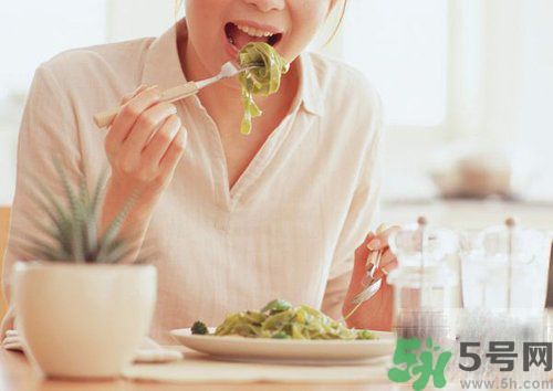 胃潰瘍吃什么食物好？調(diào)理胃潰瘍的方法有哪些？