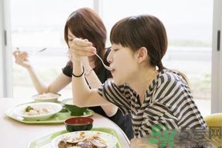 胃潰瘍吃什么食物好？調(diào)理胃潰瘍的方法有哪些？