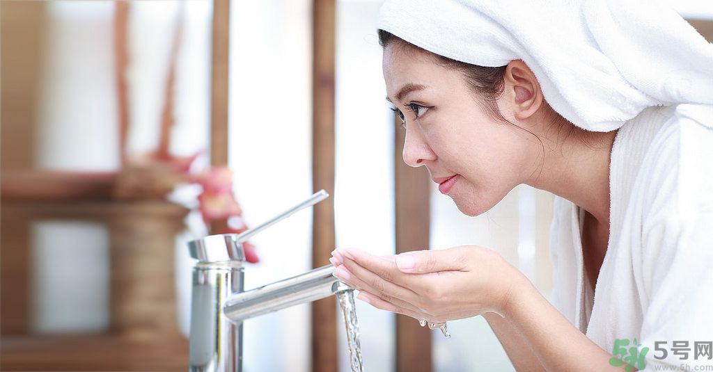 臉上有痘痘早晚上怎么洗臉最好？