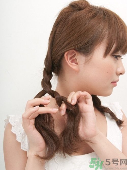 三股辮發(fā)型怎么編?三股辮的編發(fā)圖解步驟 三股辮發(fā)型怎么編?三股辮的編發(fā)圖解步驟