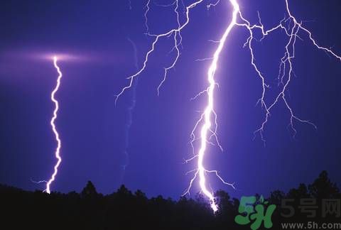 撐傘掃墓雷擊身亡 戶外避免雷擊的方法有哪些? 撐傘掃墓雷擊身亡 戶外避免雷擊的方法有哪些?