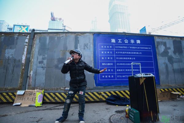 9歲賣唱男孩撐起一個家 父母怎樣教育孩子？