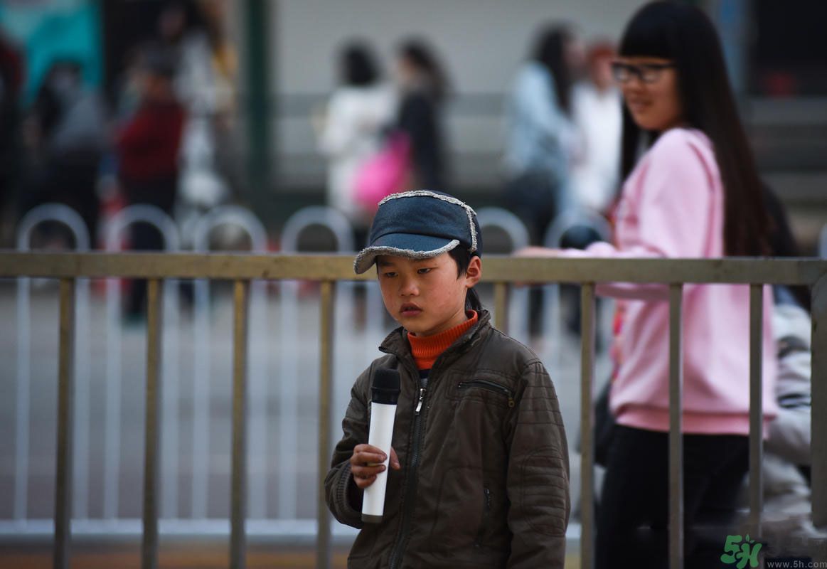 9歲賣唱男孩撐起一個家 父母怎樣教育孩子？