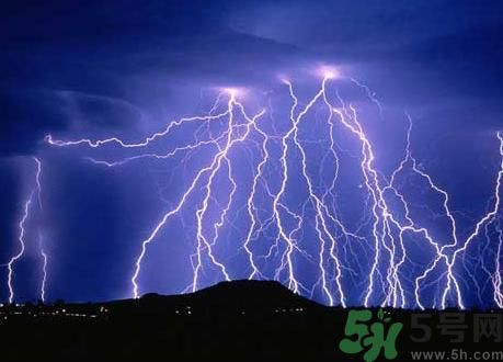 一家人掃墓遭雷擊是怎么回事？出行怎樣避雷？