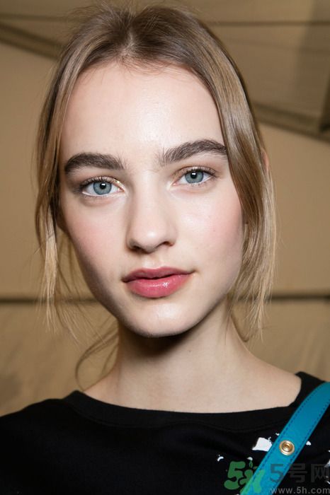 簡(jiǎn)單的梳頭方法有哪些?日常梳發(fā)盤發(fā)圖解 簡(jiǎn)單的梳頭方法有哪些?日常梳發(fā)盤發(fā)圖解