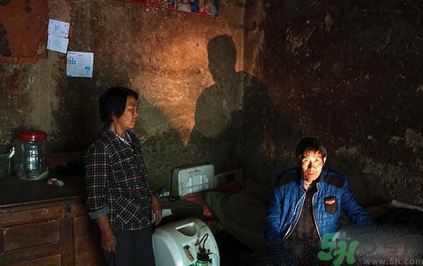 小鎮(zhèn)百人患?jí)m肺病的原因是什么？塵肺病是什么?。? width=