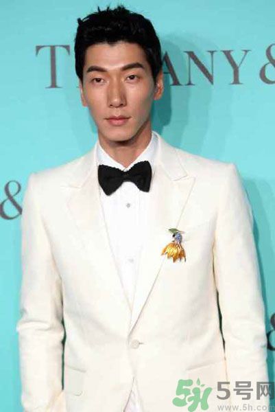 張亮麻辣燙里吃出銹刀片 張亮麻辣燙是張亮開的嗎？