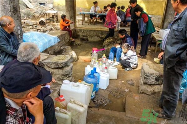 市民翻山排隊(duì)取靈水是怎么回事？靈水在哪里？