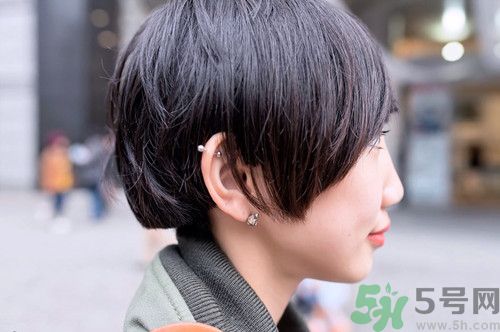 小伙戴耳釘長(zhǎng)出大肉瘤,亂打耳洞的危害? 小伙戴耳釘長(zhǎng)出大肉瘤,亂打耳洞的危害?