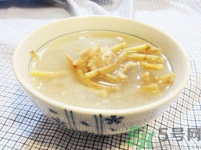 魚腥草可以和雪梨冰糖煮水喝嗎？魚腥草雪梨煲有什么好？