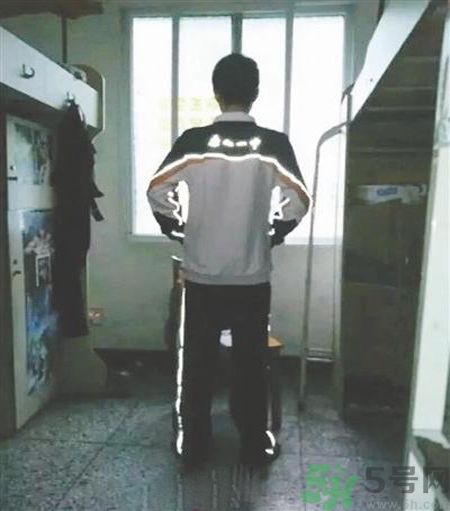 校服帶反光標(biāo)志防早戀是怎么回事？校服為什么要帶反光標(biāo)志？