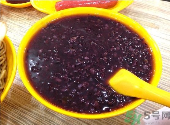 吃黑米粥會拉黑便嗎?吃黑米粥有什么好處 吃黑米粥會拉黑便嗎?吃黑米粥有什么好處