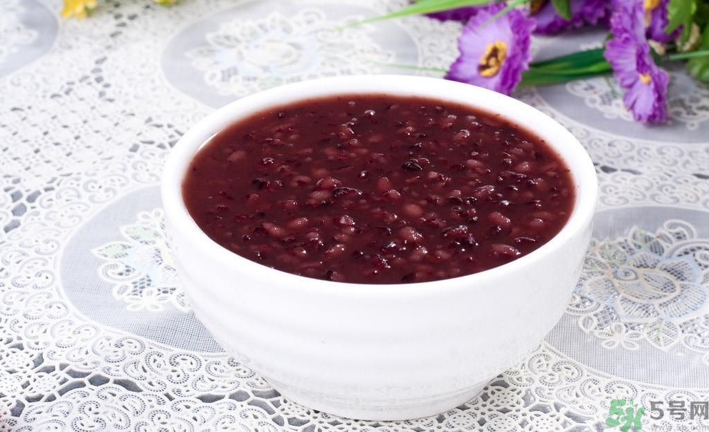 黑米粥的熱量高嗎?吃黑米粥會(huì)胖嗎 黑米粥的熱量高嗎?吃黑米粥會(huì)胖嗎