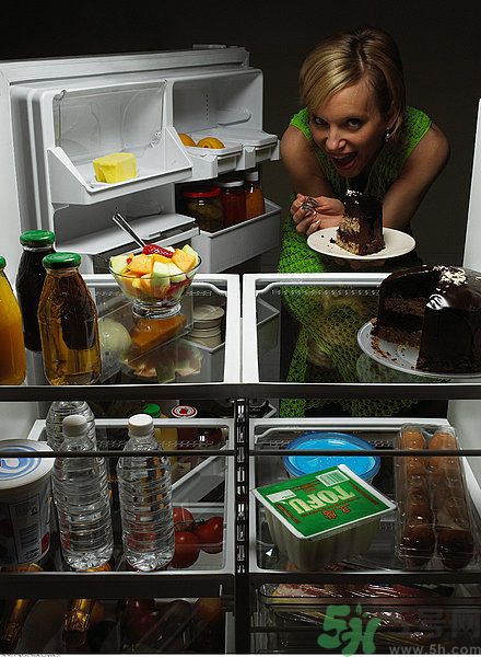 晚上12點(diǎn)吃東西好嗎？晚上12點(diǎn)吃東西會(huì)胖嗎？