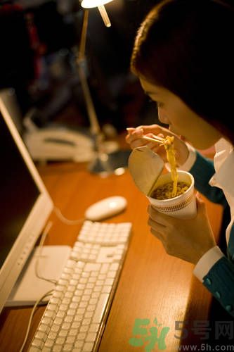 晚上12點(diǎn)吃東西好嗎？晚上12點(diǎn)吃東西會(huì)胖嗎？