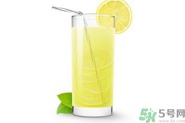 每天喝檸檬水能美白嗎？每天喝檸檬水好不好？