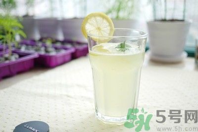 每天喝檸檬水能美白嗎？每天喝檸檬水好不好？