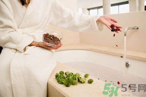 早上和晚上哪個(gè)時(shí)候洗澡更健康？什么時(shí)候可以洗澡？