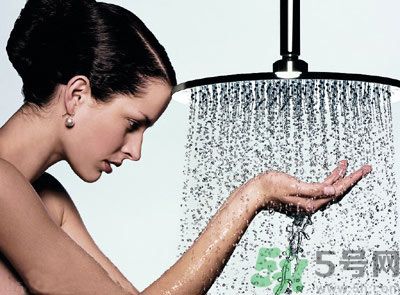 早上和晚上哪個(gè)時(shí)候洗澡更健康？什么時(shí)候可以洗澡？