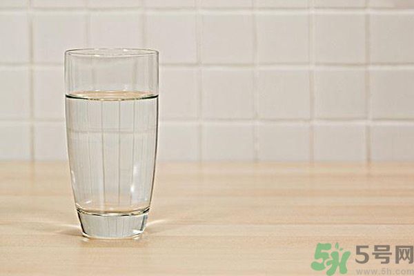 早上起床喝白開(kāi)水好嗎？喝白開(kāi)水好還是茶水好？