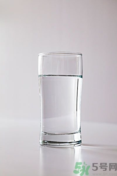 早上起床喝白開(kāi)水好嗎？喝白開(kāi)水好還是茶水好？